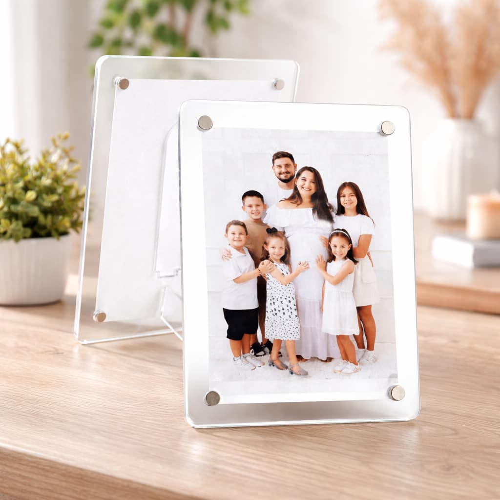 Moldura porta retrato magnético em acrílico cristal 6x9 com família posando para foto