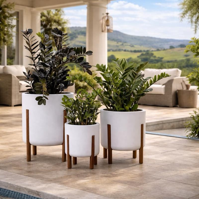 Kit de 3 vasos de plantas brancos modernos com pés de madeira marrom em uma varanda