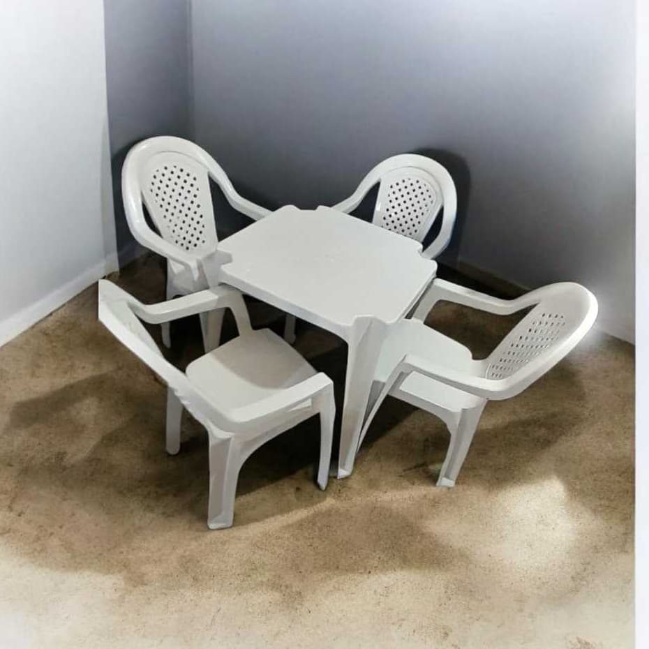 Conjunto de mesa com 4 cadeiras plásticas c/ braço TOPPLAST