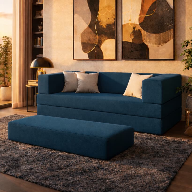 Sofá cama azul escuro com chaise extensora em ambiente de estar