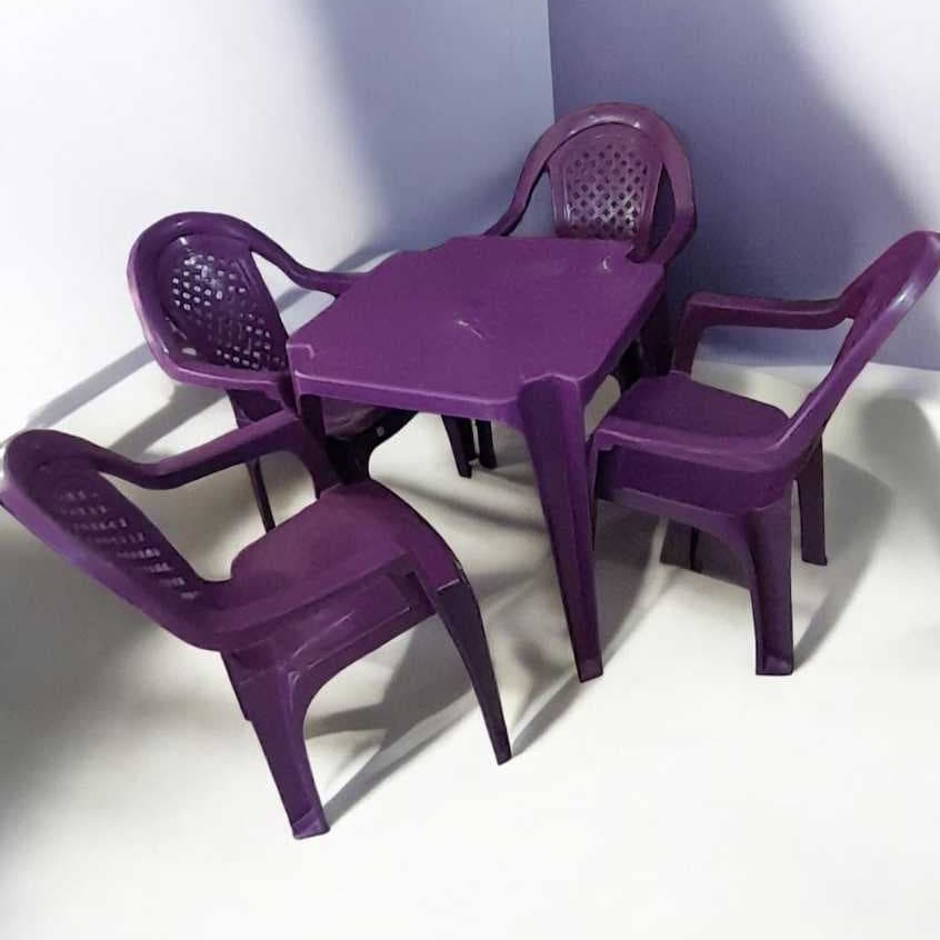Conjunto de mesa com 4 cadeiras plásticas c/ braço TOPPLAST