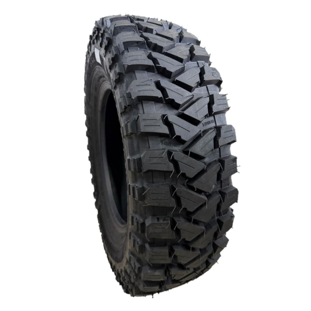 Pneu de lama 235/60 R16 com padrão robusto, ideal para terrenos difíceis
