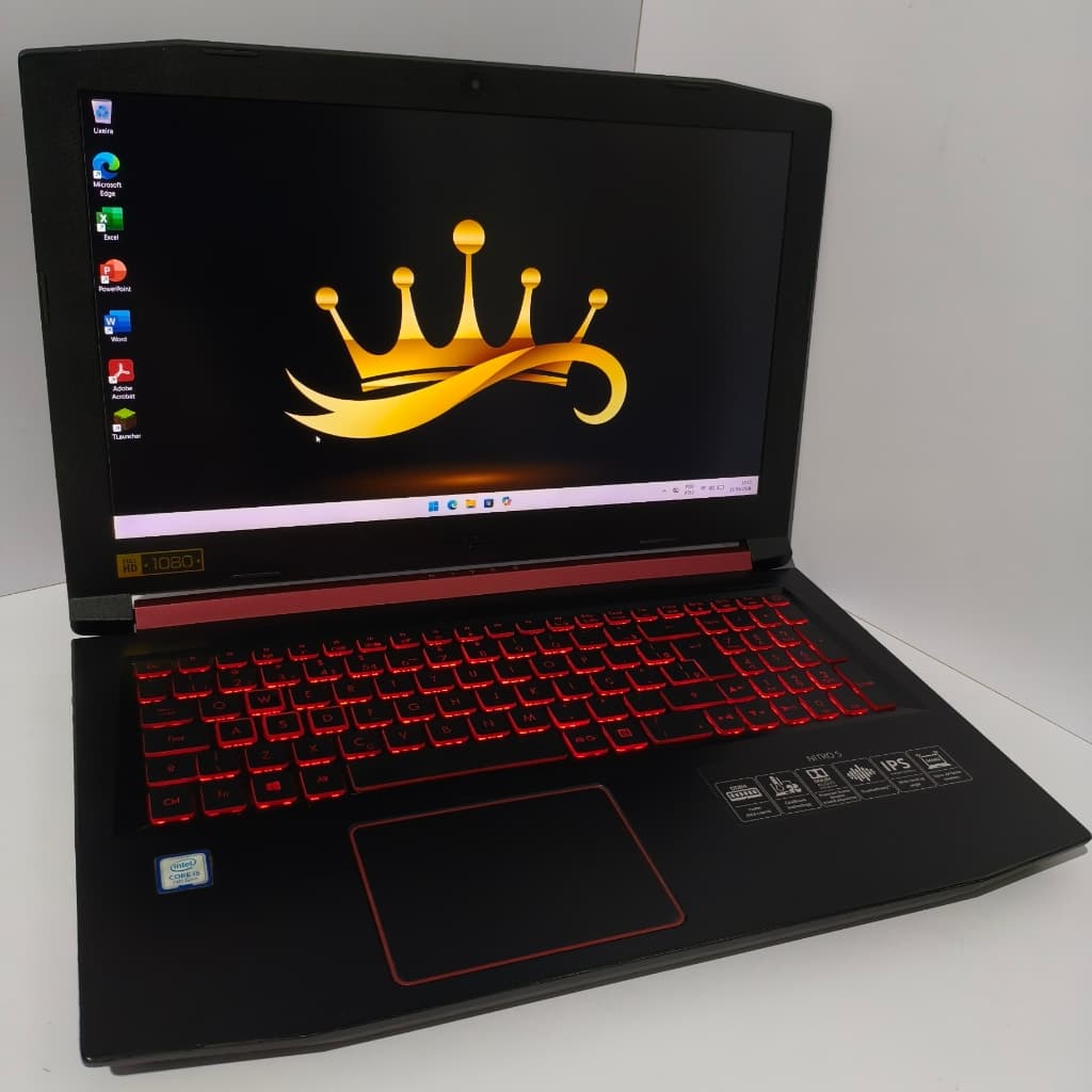 Notebook Acer Nitro 5 aberto com teclado retroiluminado em vermelho