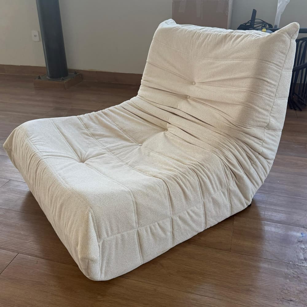 Poltrona Togo estilo Costela de Adão, bege, espuma maciça D33