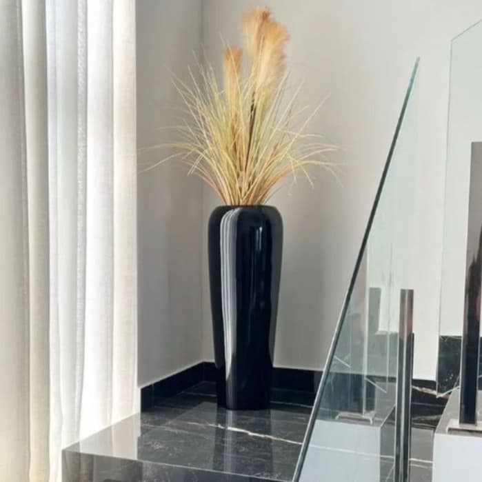 Vaso grande preto vitrificado com planta alta em ambiente elegante