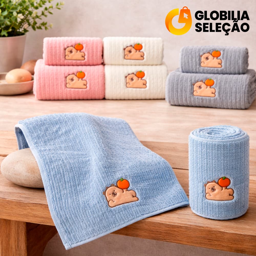 Kit de toalhas de banho e rosto com estampa de personagem, cores rosa, branca e azul.