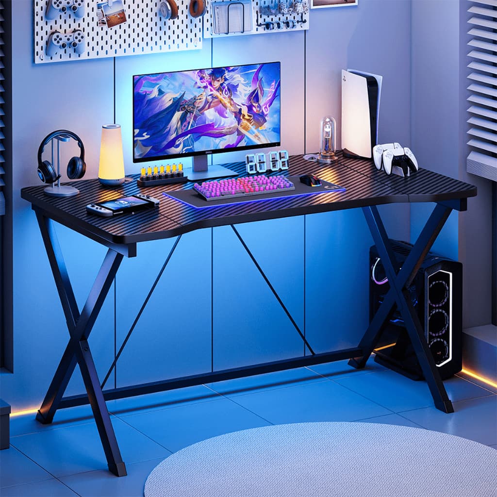 Mesa gamer preta estilo industrial com monitor, teclado e periféricos