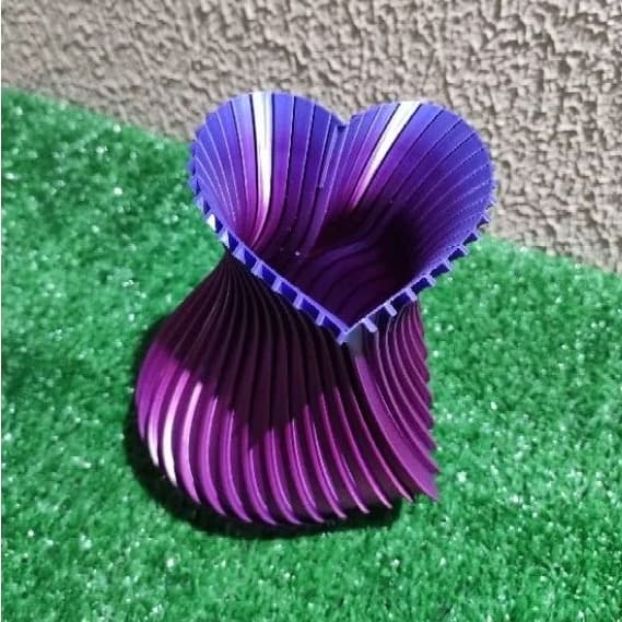 Vaso decorativo em forma de coração, cor roxa, fundo verde e cinza