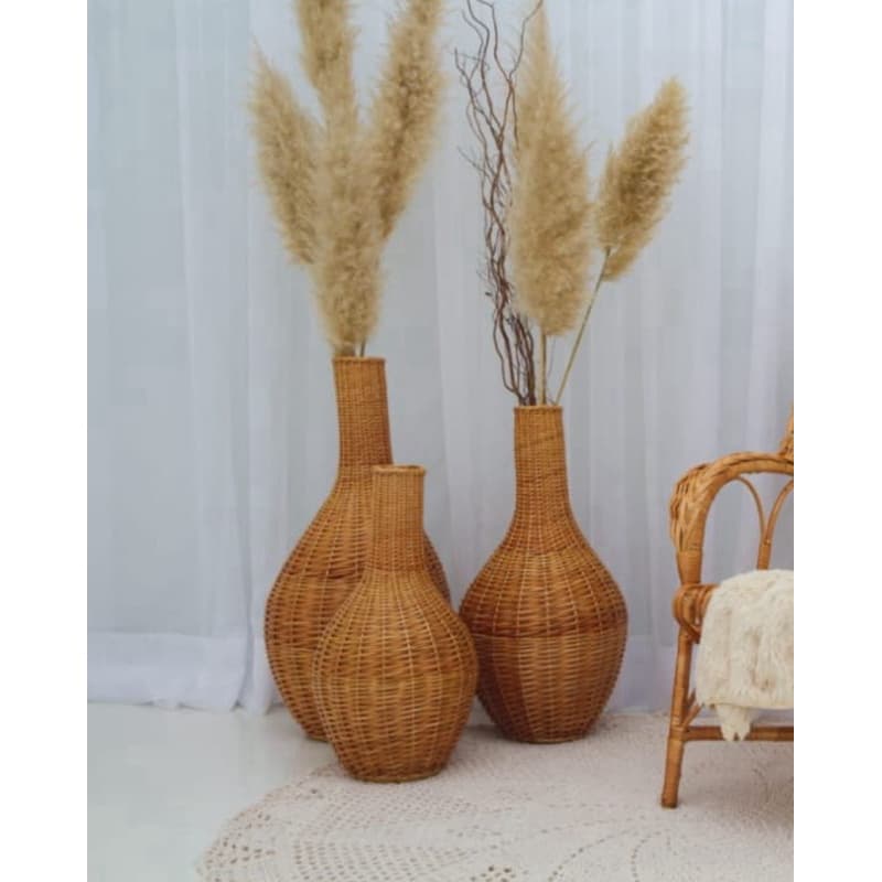 Trio de vasos decorativos em vime com palha, decoração elegante para interiores.