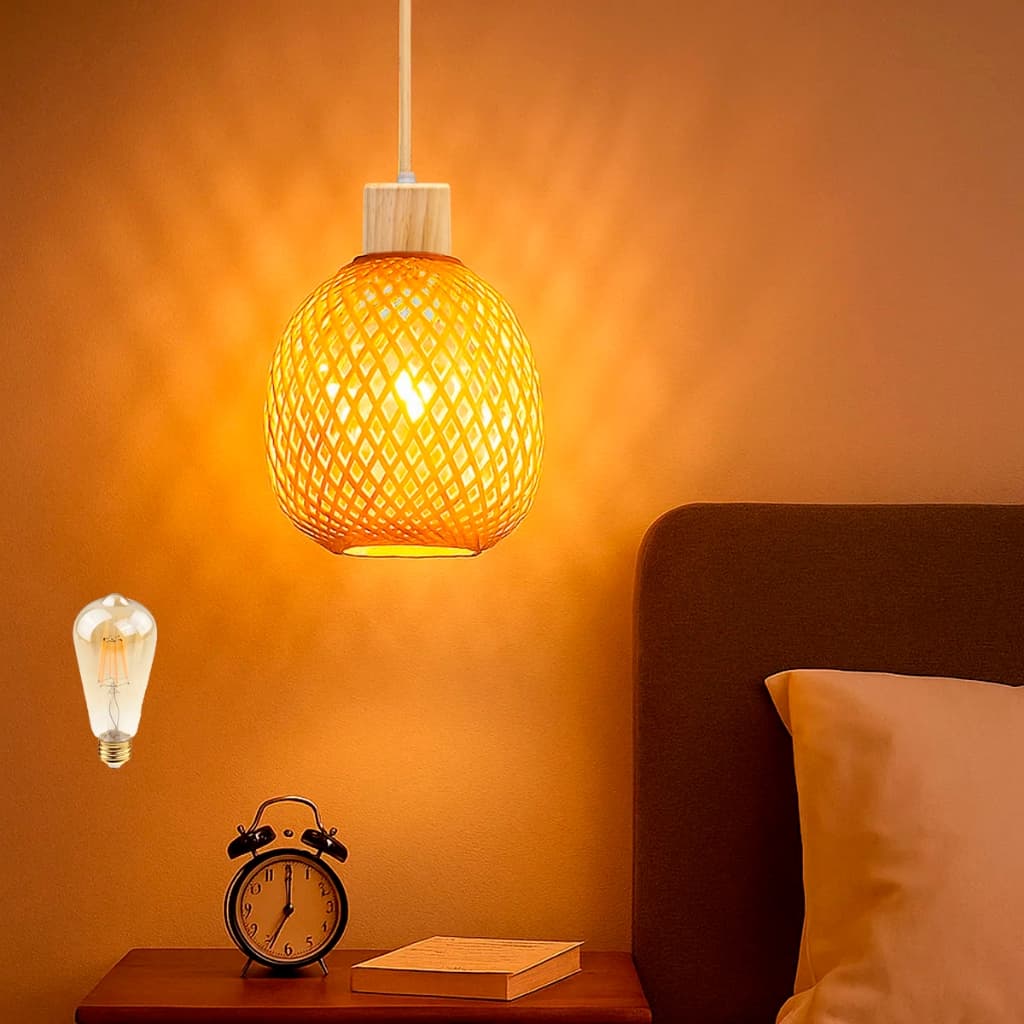 Luminária pendente de fibra de bambu Boho com LED, iluminada em um ambiente com fundo laranja.