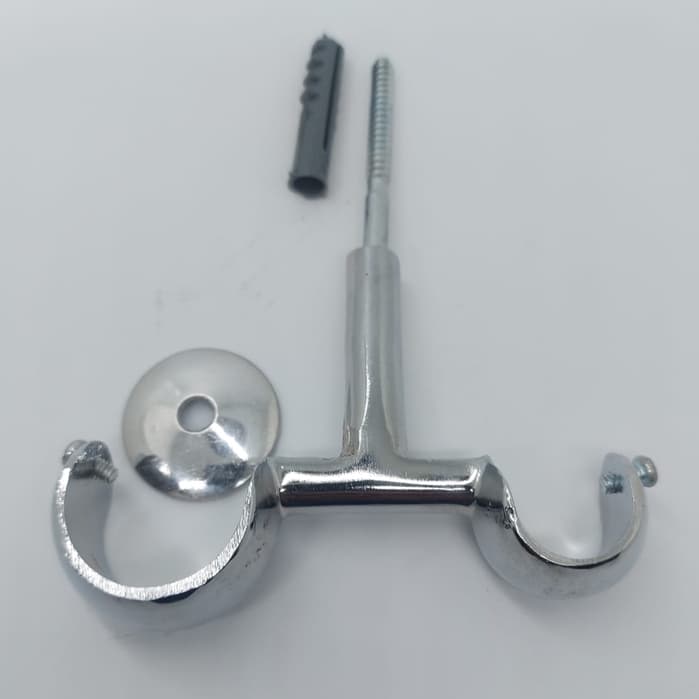 Suporte de cortina de teto em metal cromado com ganchos e parafusos, fundo branco.