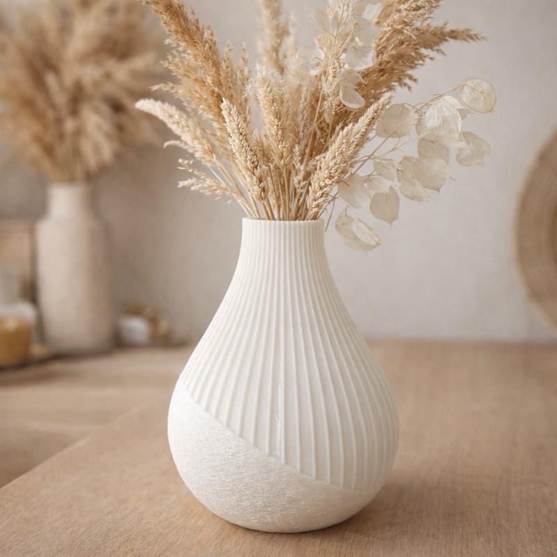 Vaso decorativo branco moderno minimalista com flores secas sobre mesa de madeira