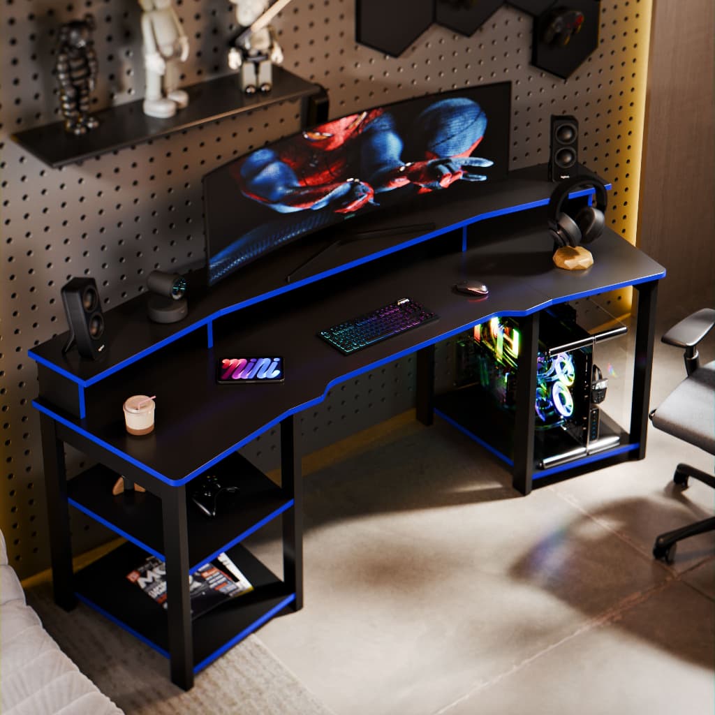 Mesa gamer preta com detalhes em azul neon, prateleiras laterais e suporte para monitor, setup completo com periféricos.