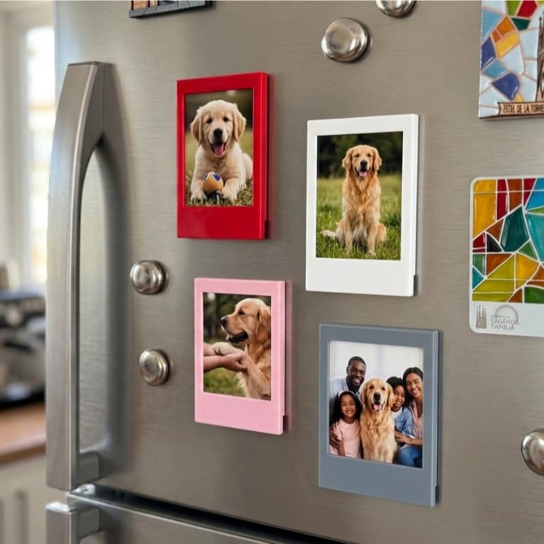 Porta-retratos Instax Mini com fotos de cães e famílias em cores vermelho, rosa, branco e cinza na geladeira