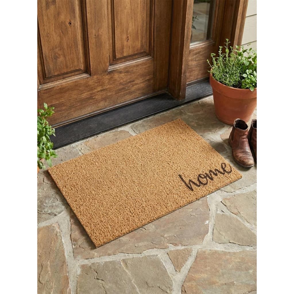 Tapete de entrada marrom com texto 'home' e porta de madeira ao fundo