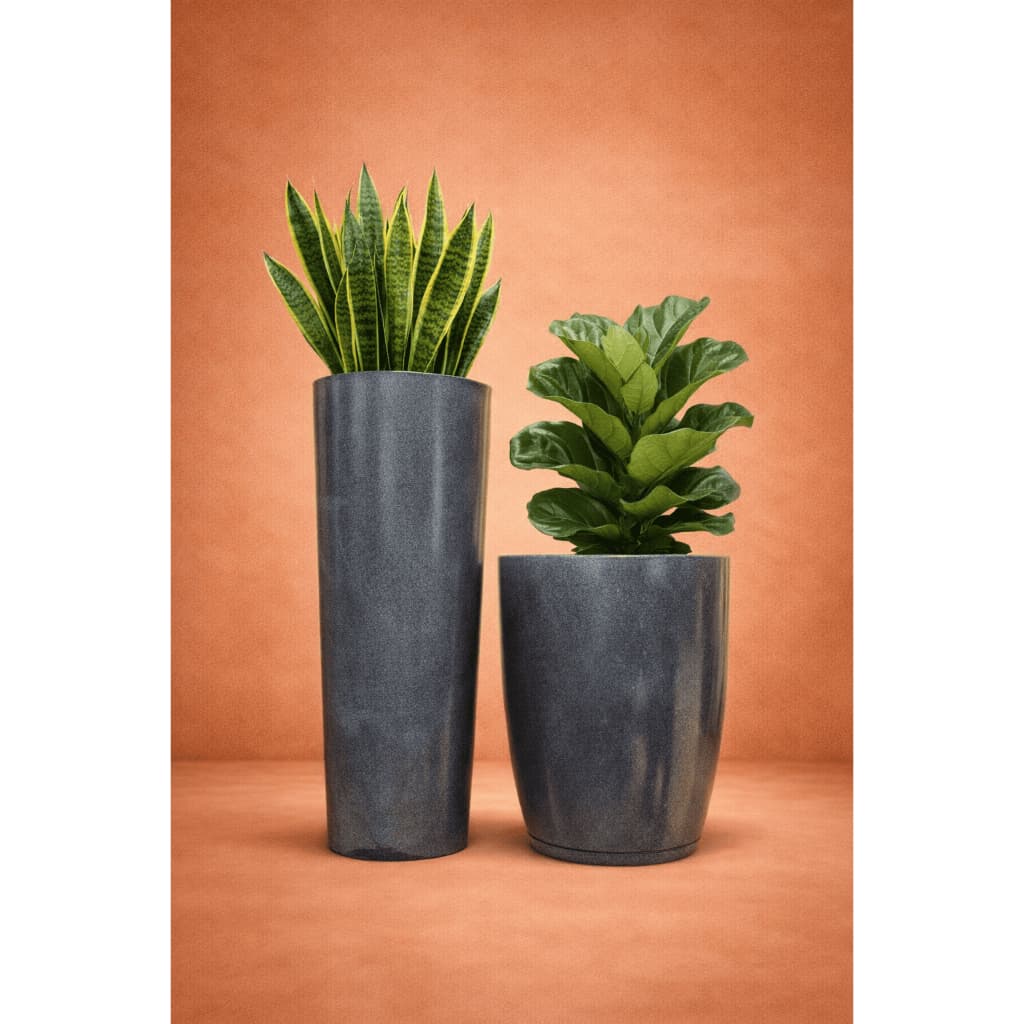 Kit de dois vasos decorativos cinza com plantas verdes em fundo laranja