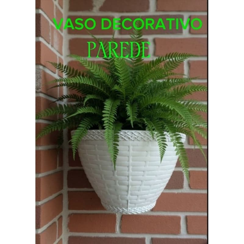 Vaso decorativo branco para parede com planta verde em fundo de tijolos