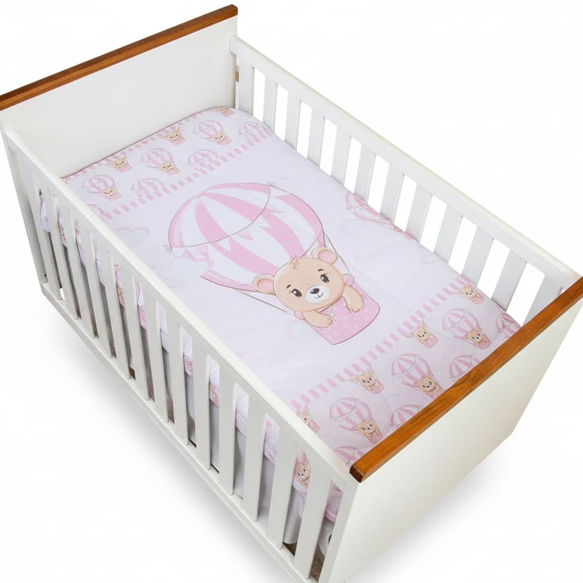 Berço branco com edredom infantil rosa estampado de balão e ursinho