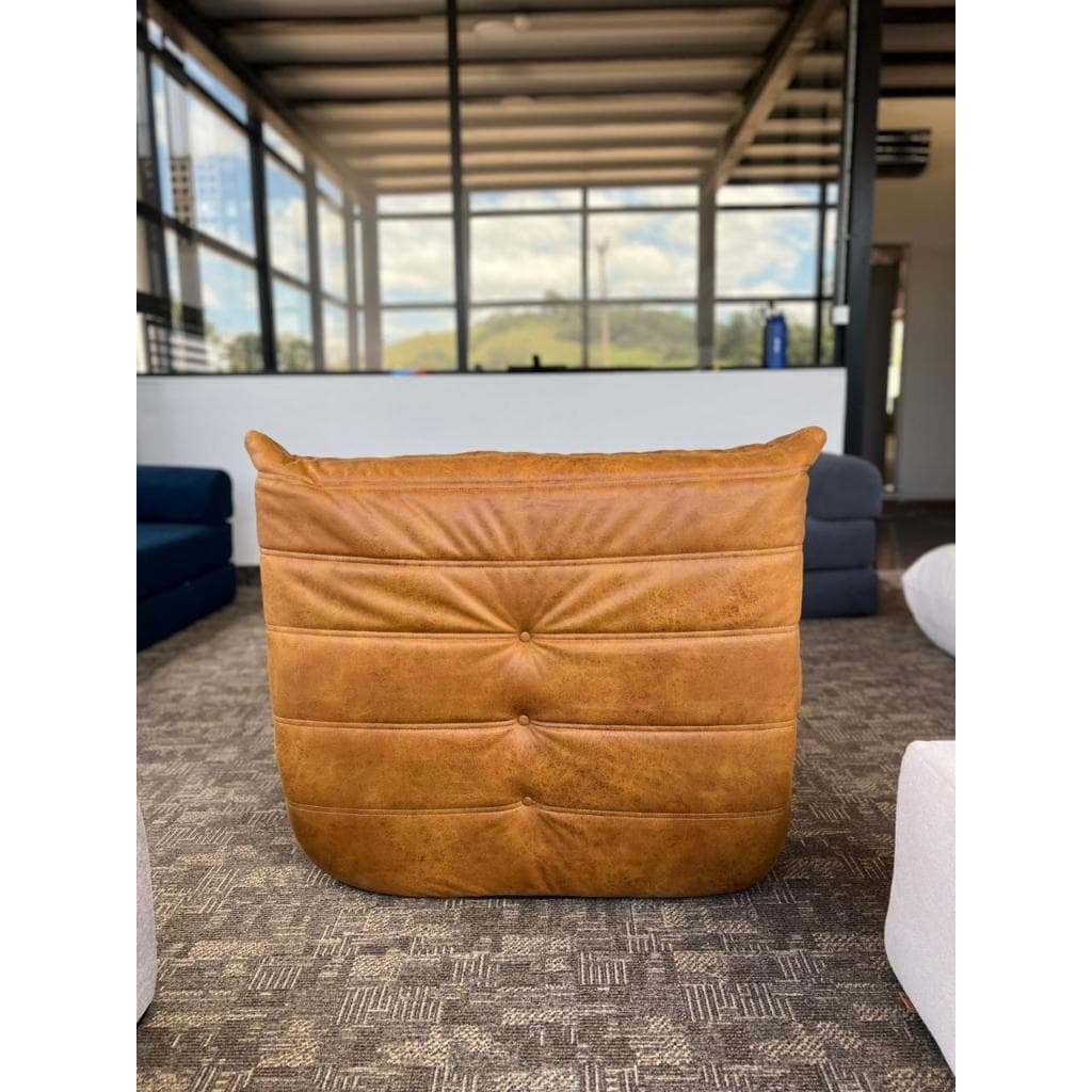 Poltrona decorativa em couro marrom, estilo cubo, para sala ou varanda.