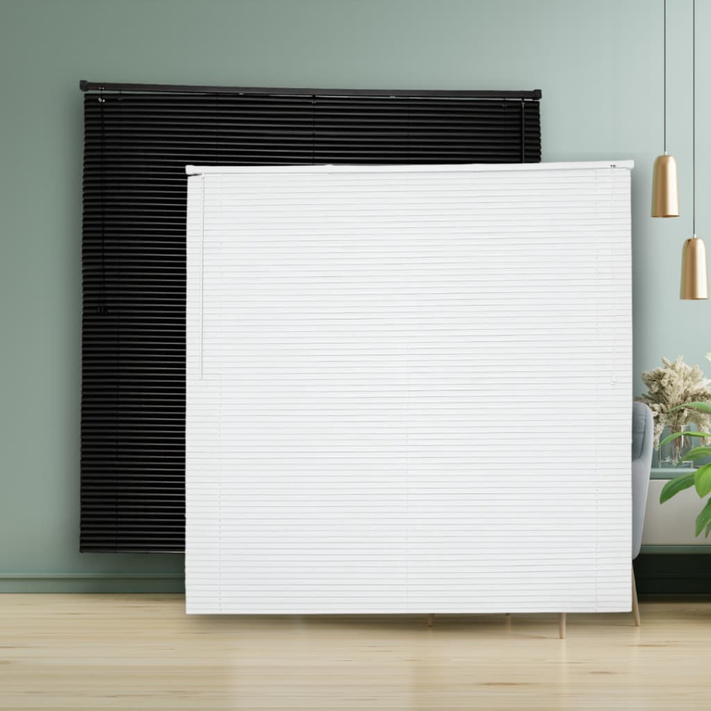 Cortina horizontal branca em PVC com lâminas finas, ambiente bem iluminado.