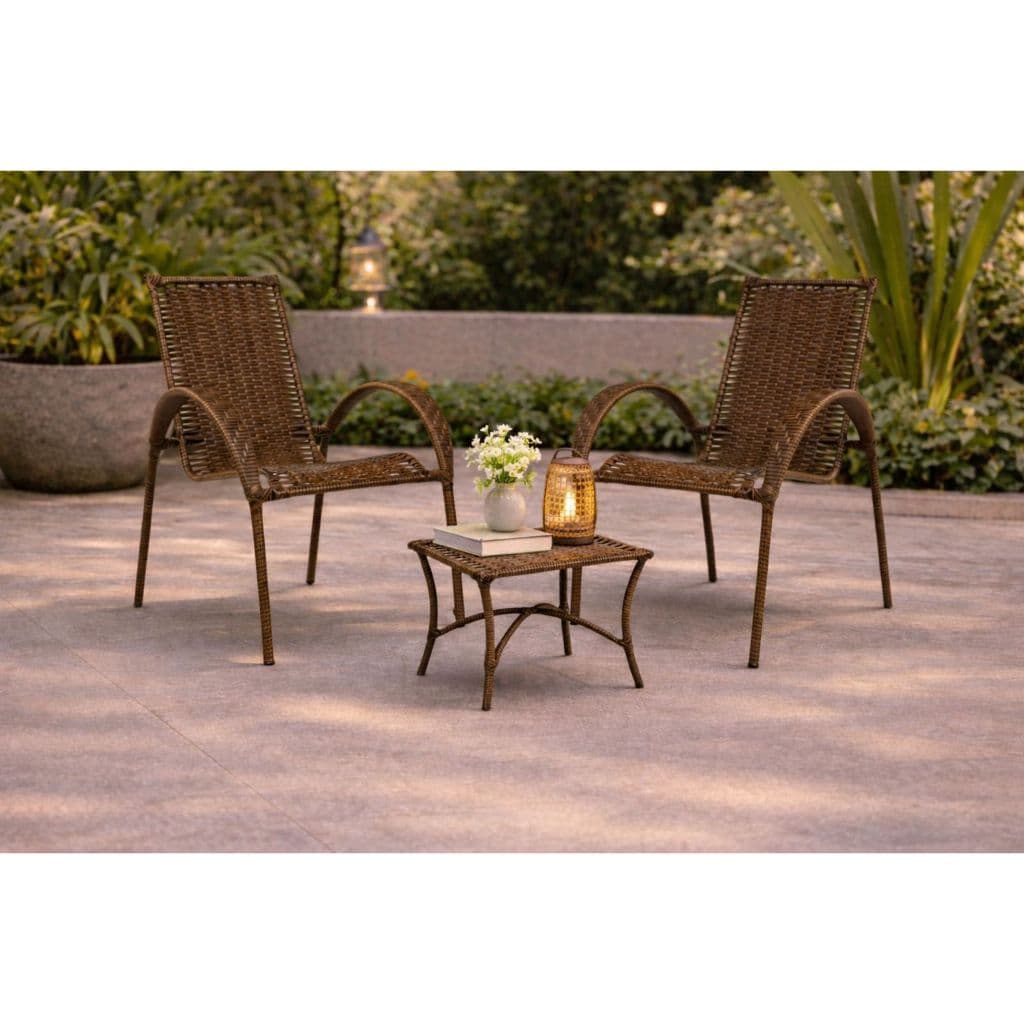 Conjunto de 2 cadeiras de vime marrom com mesa de centro em ambiente externo
