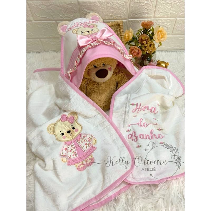 Toalha de banho personalizada com capuz rosa e branco com desenho de ursinha
