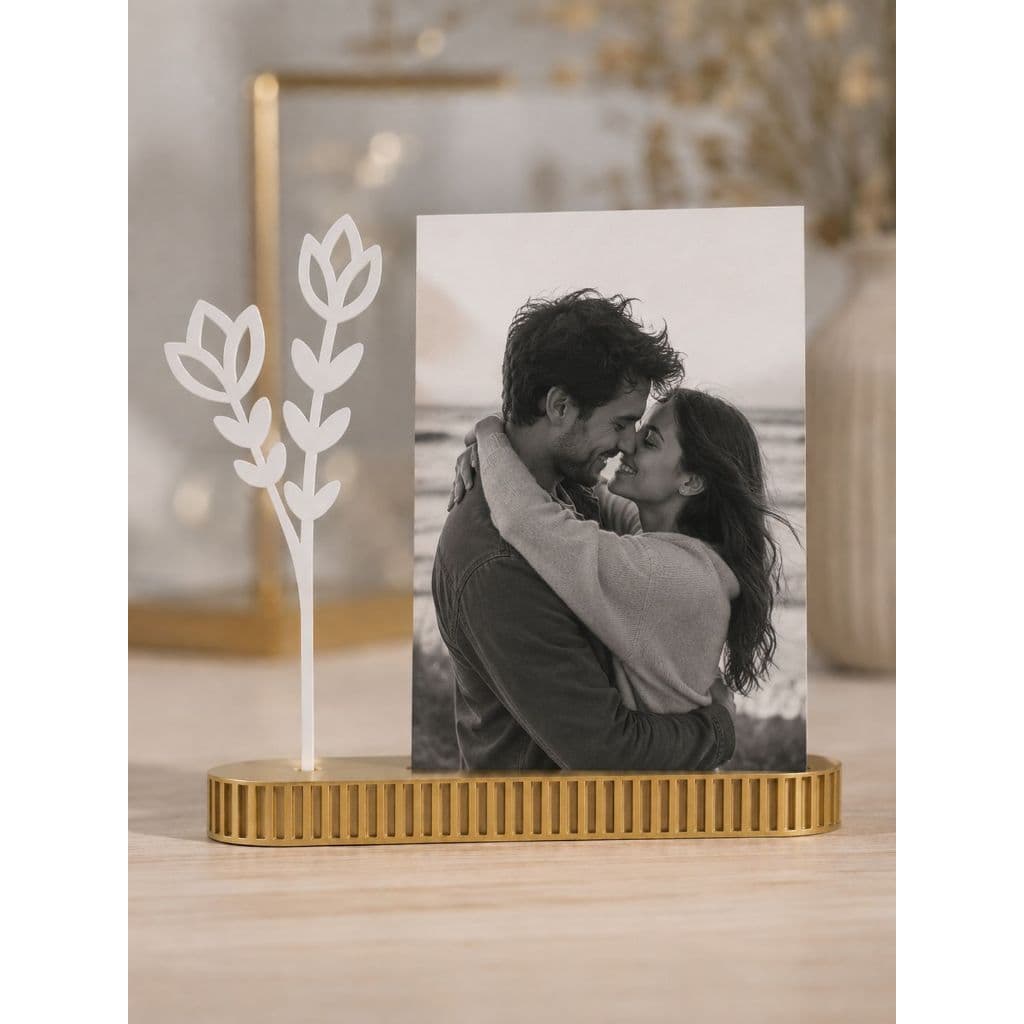 Porta retrato minimalista com cartão em preto e branco e base dourada