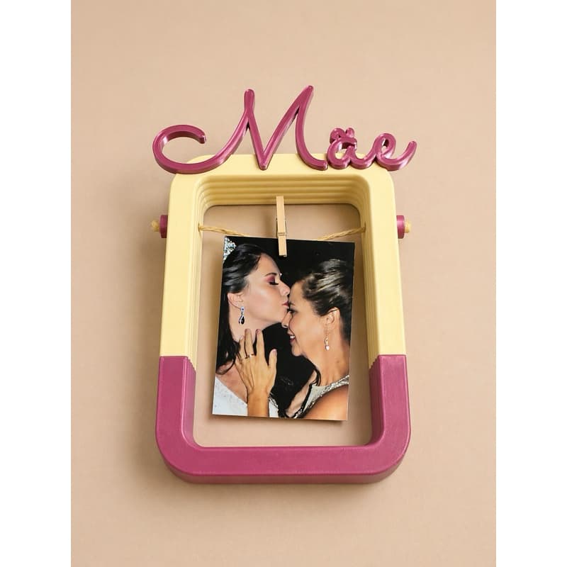 Porta-retrato artesanal Mãe com foto de mães se beijando em fundo bege