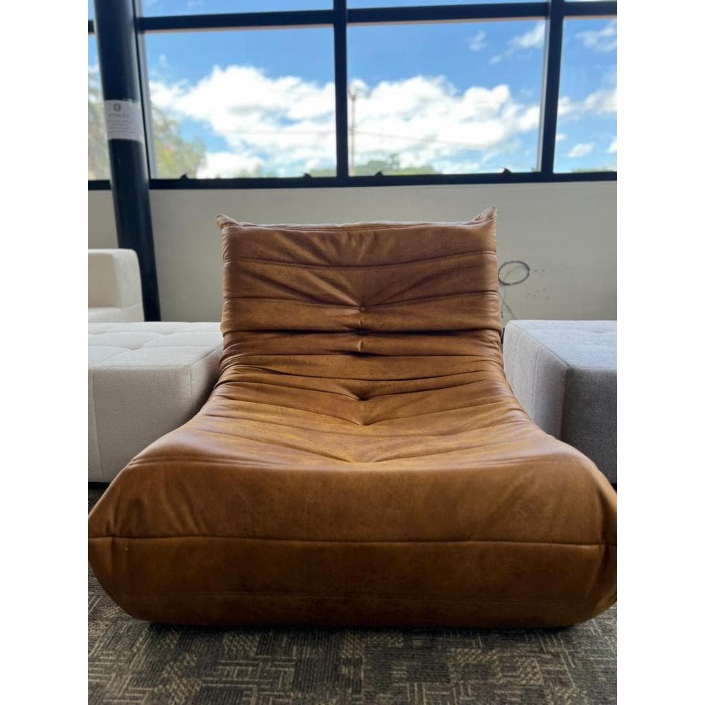 Poltrona Togo Confortse Moderna de couro marrom, design ergonômico, interior.
