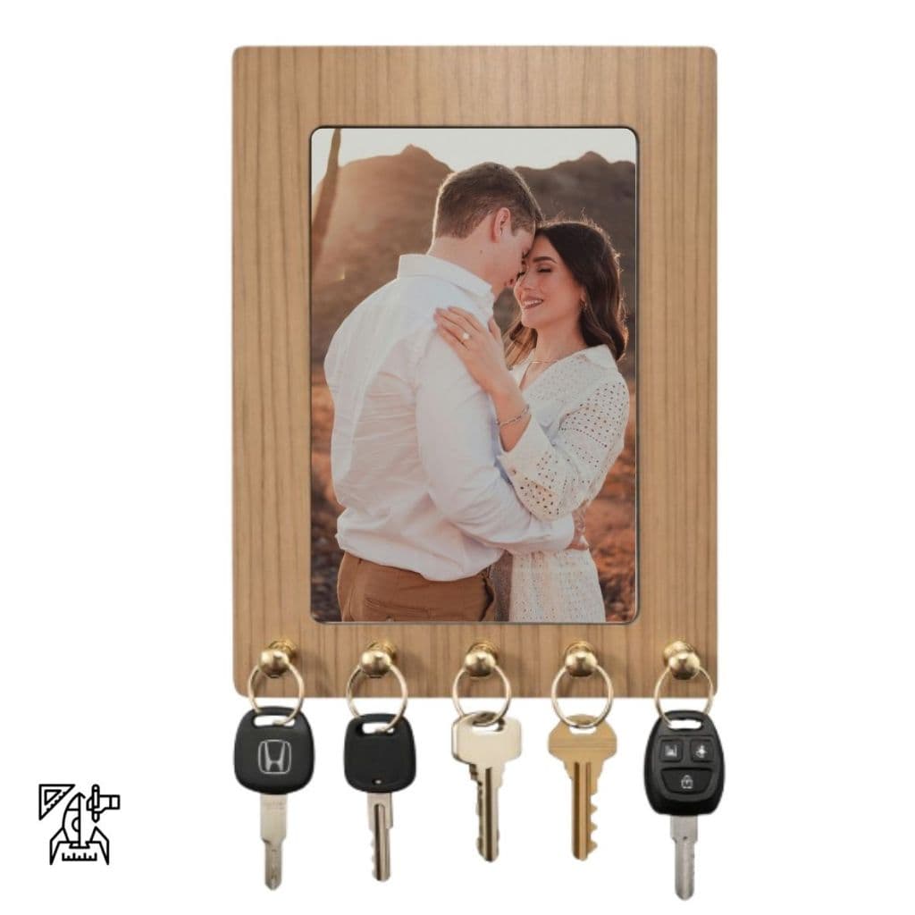 Porta chave com porta retrato MDF personalizado com foto de casal e cinco ganchos dourados