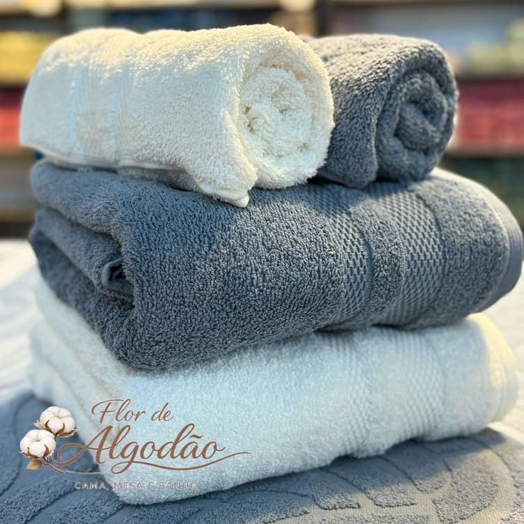 Kit de toalhas de banho e rosto 100% algodão, duas de banho e duas de rosto, cores branca e cinza, textura macia.