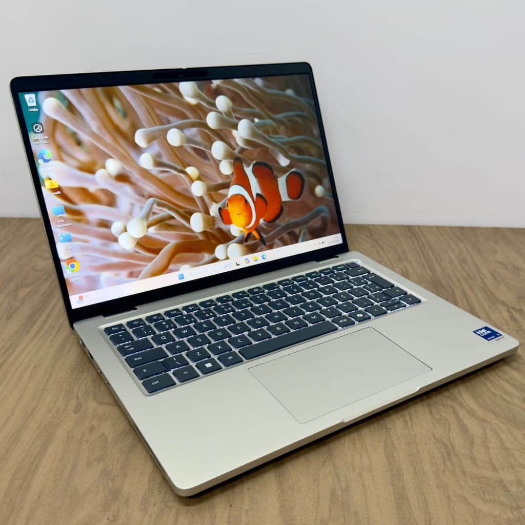 Notebook Dell Pro Plus 14 aberto com tela mostrando peixe-palhaço, teclado retroiluminado, logotipo Dell