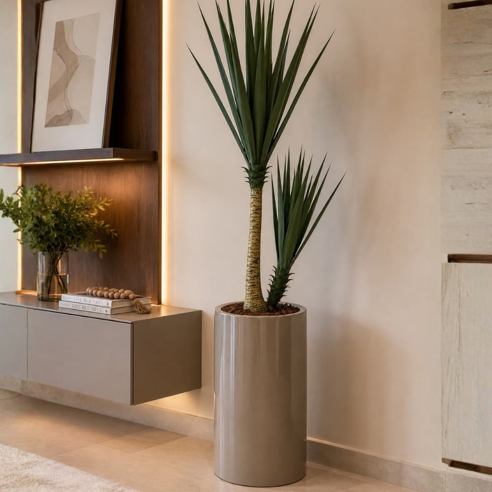 Vaso de fibra de vidro cilíndrico estilo vietnamita com plantas verdes em ambiente moderno