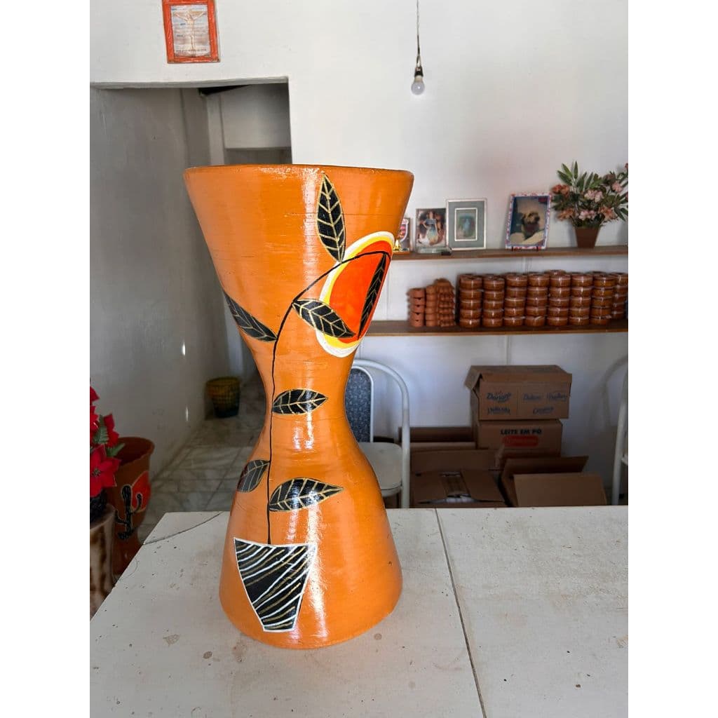 Vaso de barro decorativo grande pintado à mão com detalhes de folhas e fruta