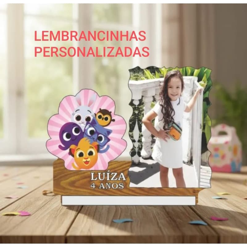 Lembrancinha personalizada com foto para festa infantil, porta retrato de mesa em forma de flor com personagens coloridos e nome Luiza 4 anos