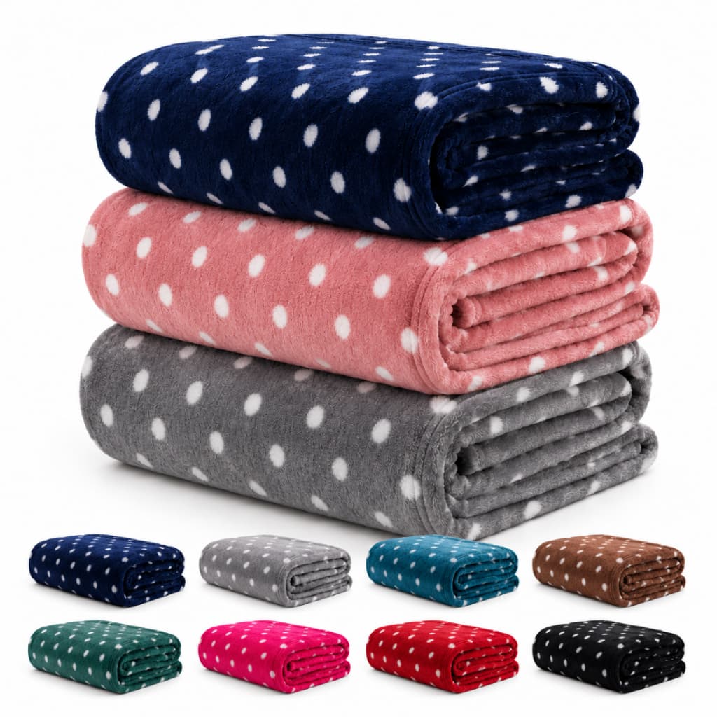 Mantas de microfibra estampadas com bolinhas em várias cores, azul marinho, rosa, cinza, verde, azul, marrom, vermelho e preto, dobradas e dispostas em uma pilha.