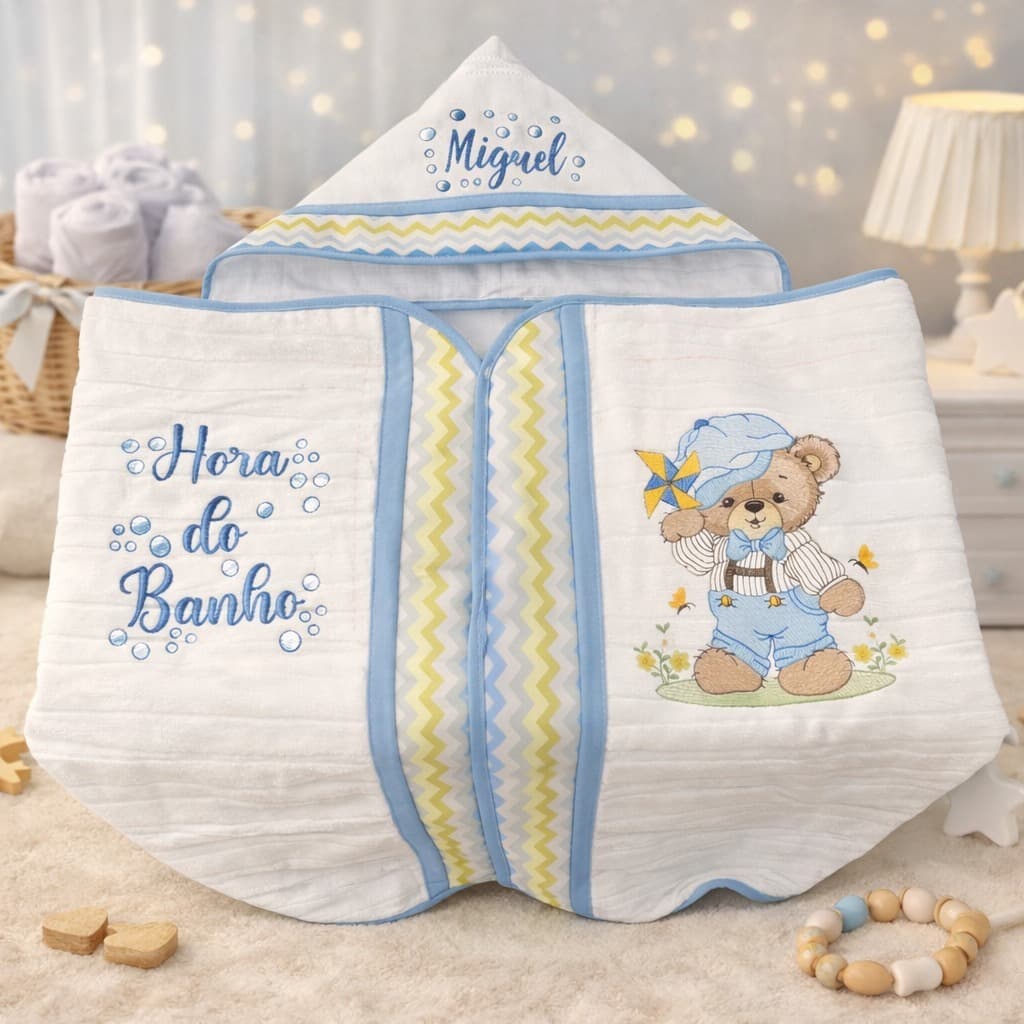 Toalha de banho personalizada para bebê com nome Miguel e desenho de ursinho