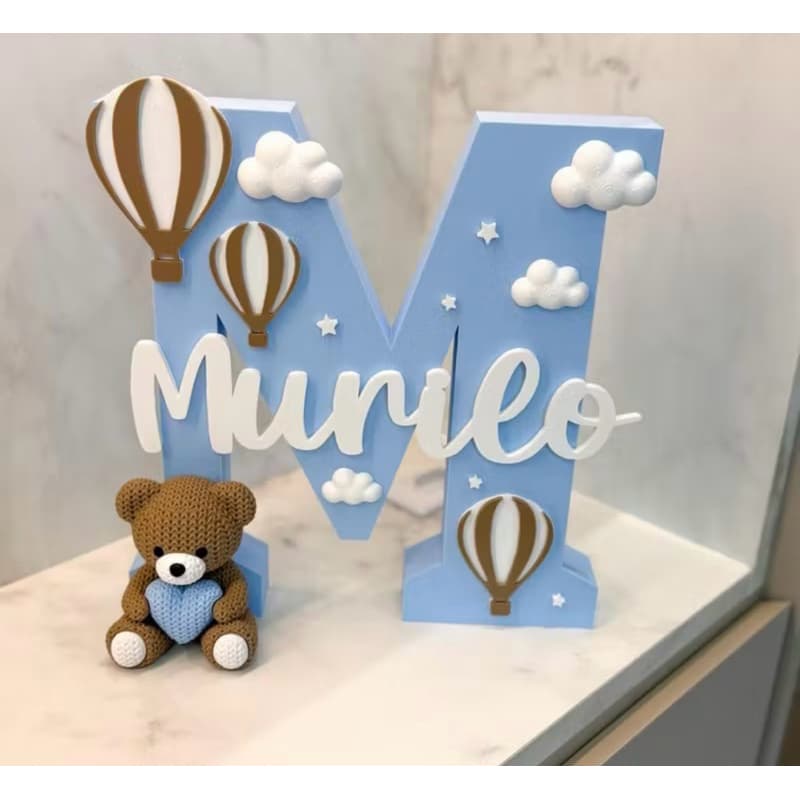 Letreiro azul personalizado letra M com balões de ar quente e nuvens para decoração
