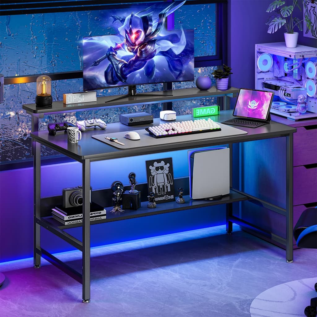 Escrivaninha gamer moderna com monitor, teclado e mouse, luzes LED azuis, iluminação roxa e azul no fundo