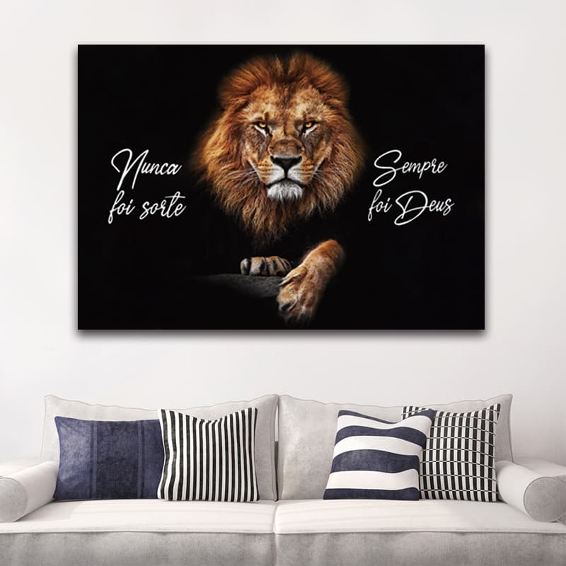 Tela canvas decorativa com leão em fundo preto e texto religioso, ideal para decoração de sala ou escritório.
