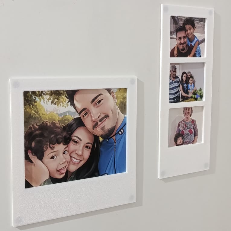 Placas ímãs personalizadas com fotos de famílias sorrindo em uma parede branca