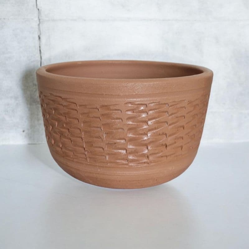 Vaso de cerâmica marrom com design de cesta, boca larga
