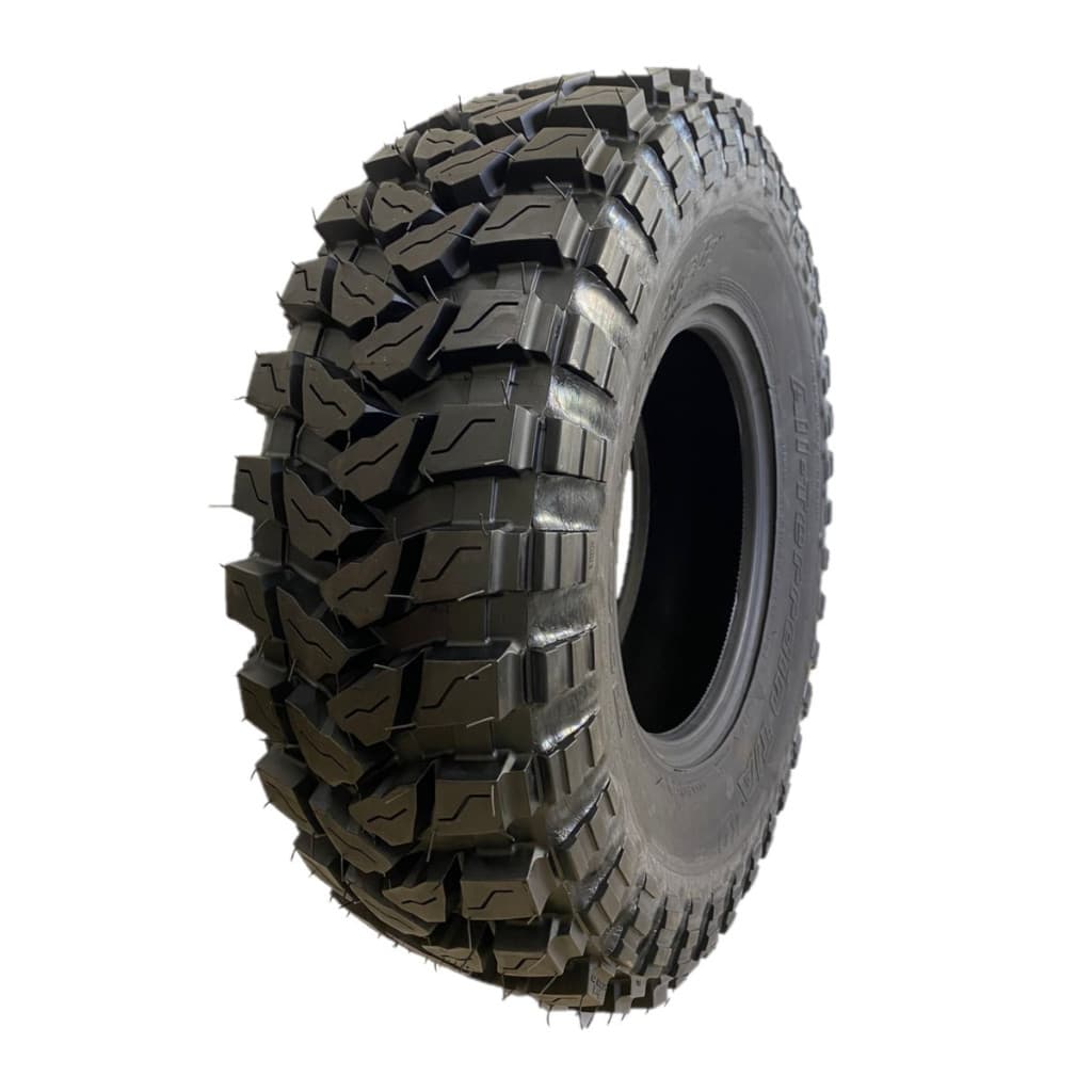 Pneu todo-terreno 285/75 R16 para off-road com padrão de piso agressivo.
