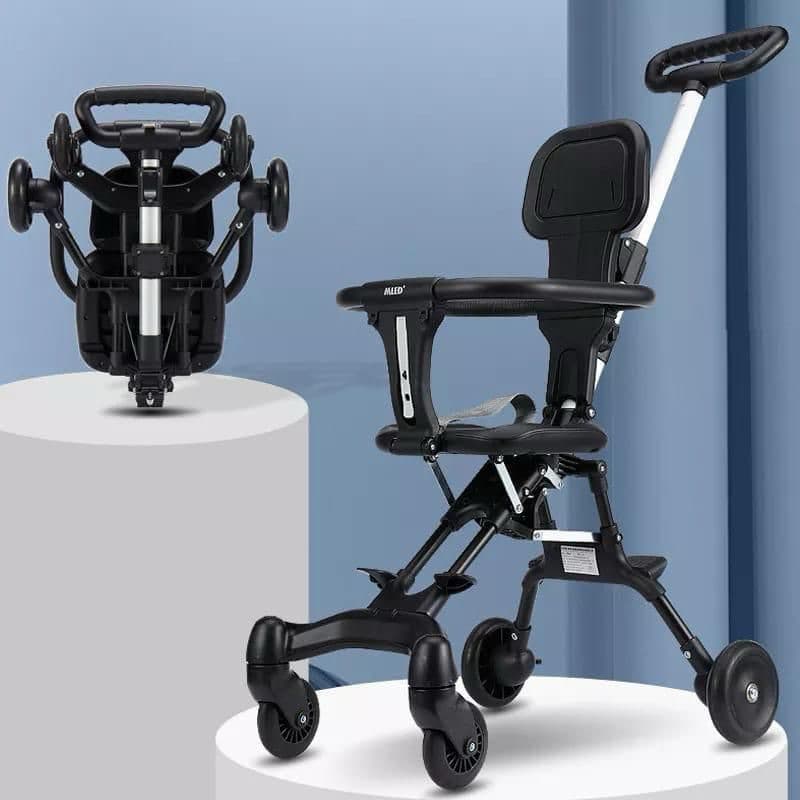 Carrinho infantil dobrável compacto com rodas giratórias e assento preto, fácil de dobrar.