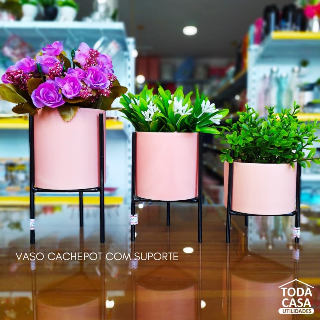 Vasos cachepot cerâmicos rosa com suporte em loja
