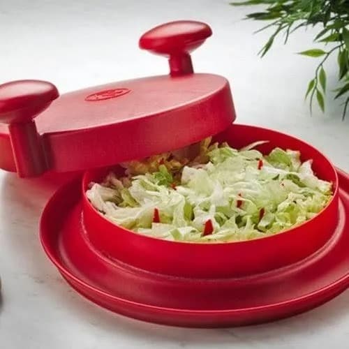 Saladeira vermelha com salada picada, tampa e cabos vermelhos
