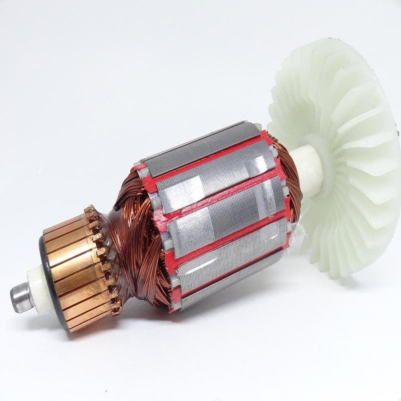 Motor elétrico para serra circular, detalhes internos visíveis, fundo branco.