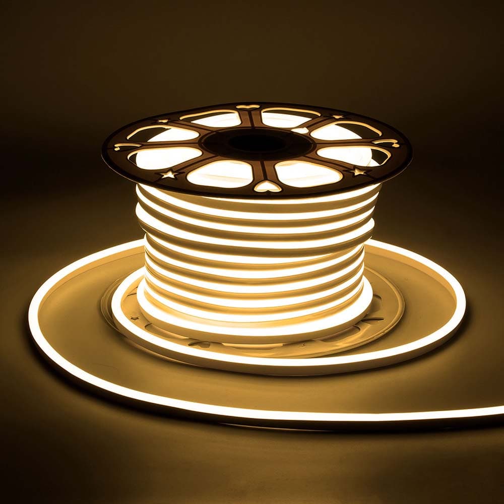 Fita LED neon flexível 50m branca quente iluminada em fundo escuro