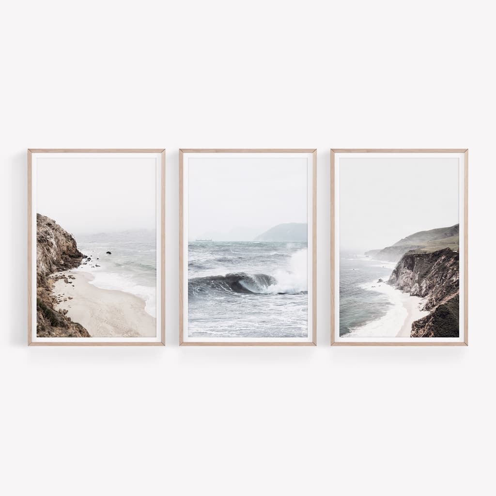 Quadros decorativos de praia com ondas e falésias, molduras de madeira, fundo branco