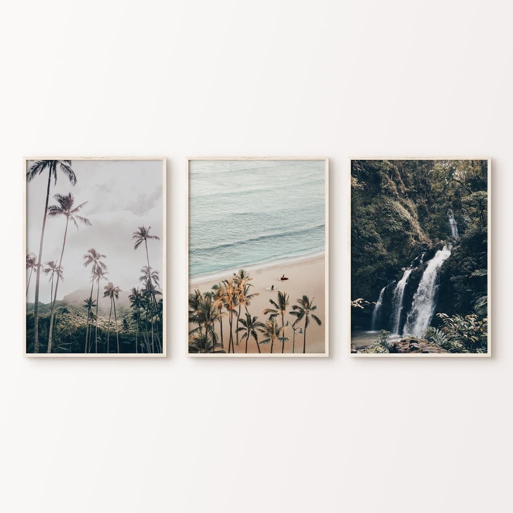 Três quadros decorativos com paisagens tropicais: coqueiros, praia e cascata em floresta.